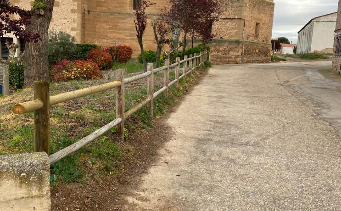 Restaurada la valla perimetral del parque de la iglesia
