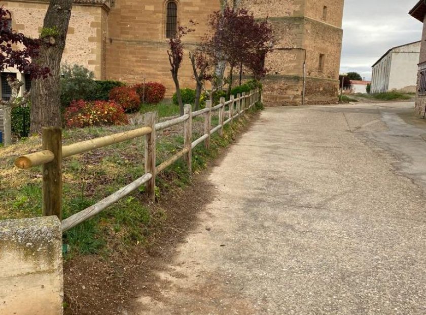 Restaurada la valla perimetral del parque de la iglesia