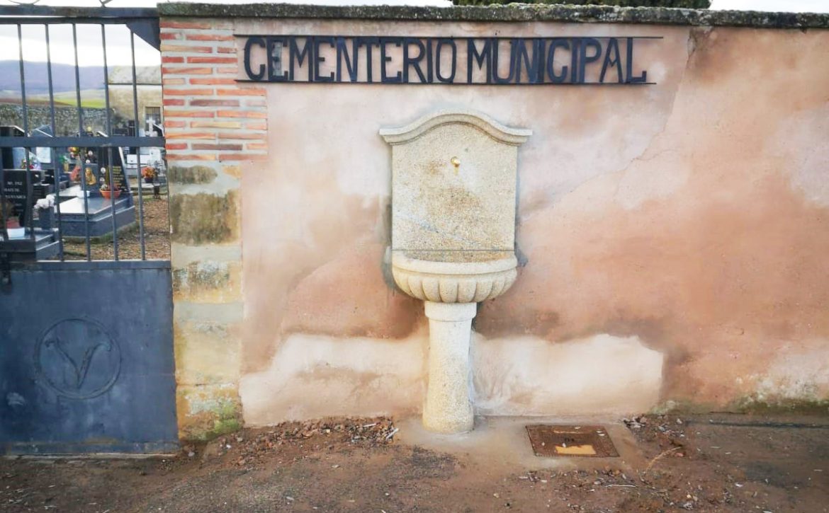 Instalada una fuente en cementerio municipal