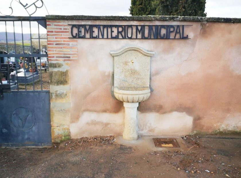Instalada una fuente en cementerio municipal